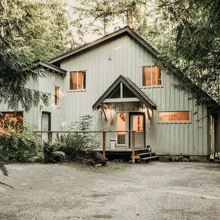 Mt Baker Rim Cabin 19 - Pet Friendly, Wifi, Hot Tub, Sleeps 10